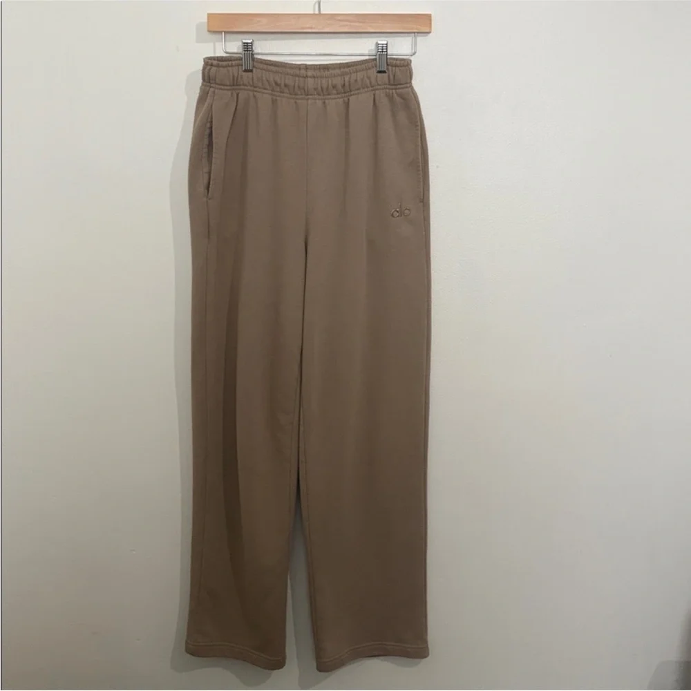 ALO Yoga Accolade Straight Leg Sweatpants in Gravel - Picture 2 of 8